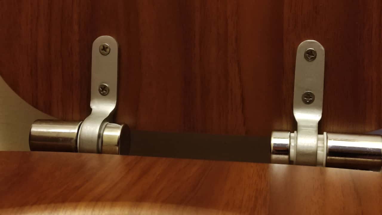 The final result, toilet seat with 3D printed hinge
